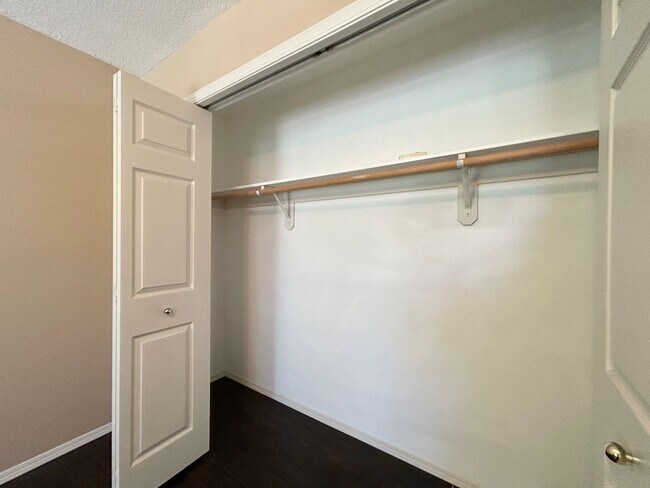 Building Photo - Spacious 4 Bed, 2.5 Bath House