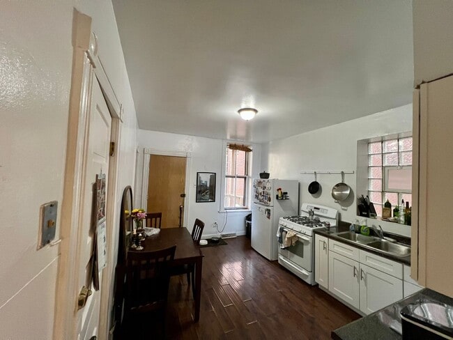 Building Photo - 1902 W Cortland St