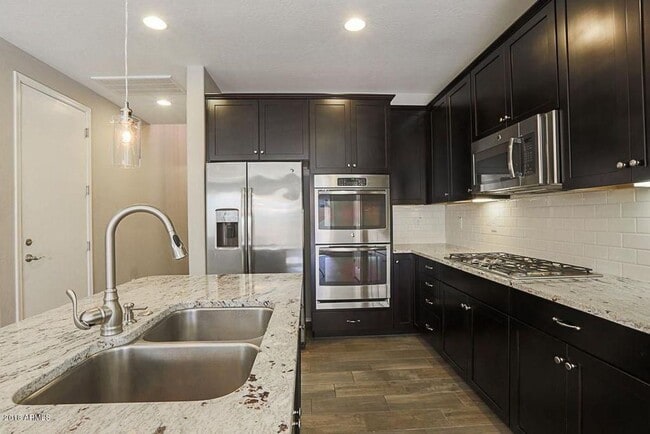 Building Photo - Stunning 3 bedroom plus Den with 2.5 bathrooms. Come, show & rent today!!!  End property!!!  Good...