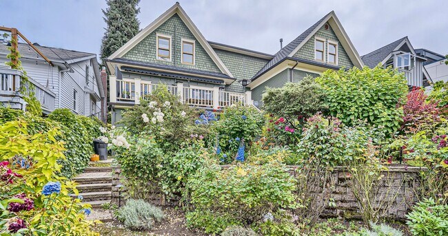 Building Photo - Queen Anne Home