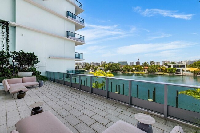 Building Photo - 9221 E Bay Harbor Dr