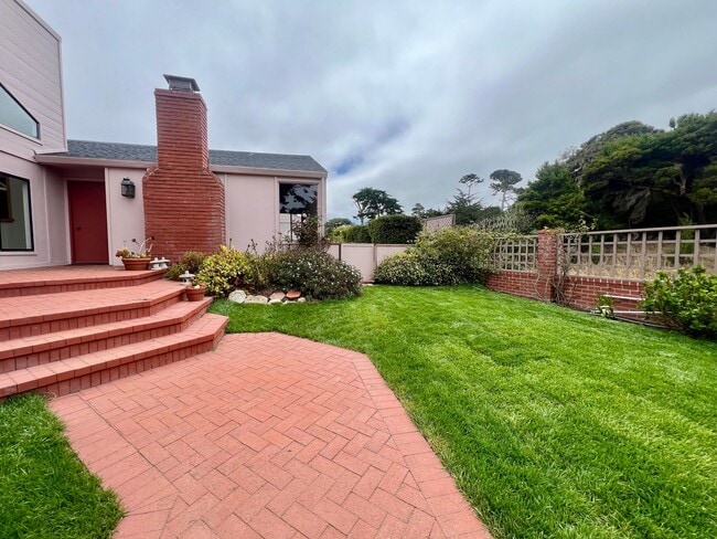 Building Photo - Large 4 bedroom 3 bathroom home in Pacific...