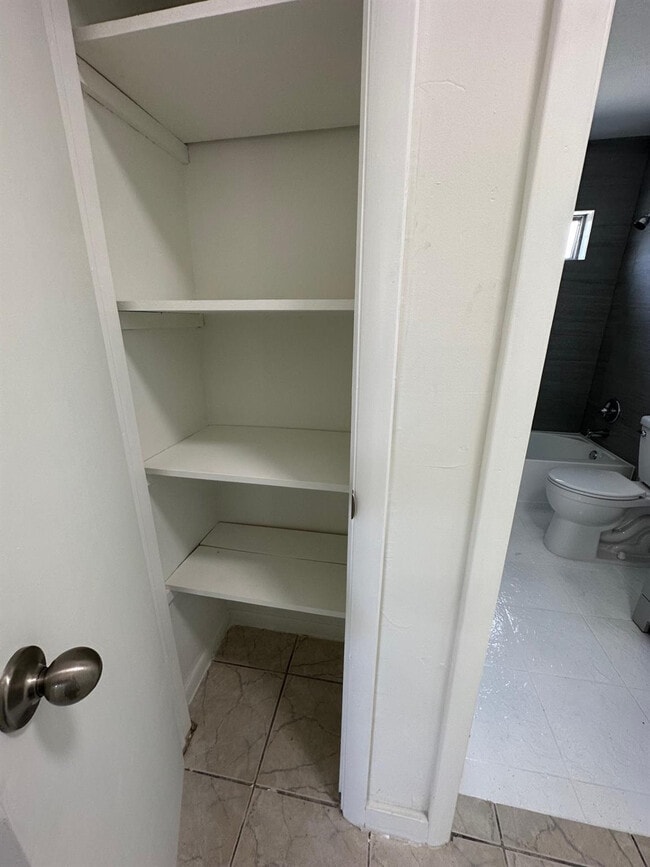 Building Photo - 4051 NE 4th Ave