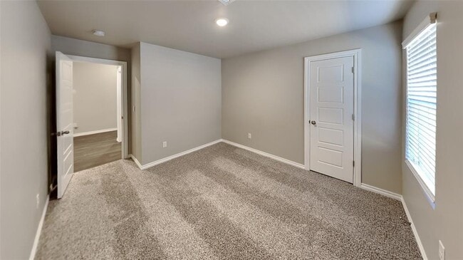 Building Photo - 2733 Dennis Dr