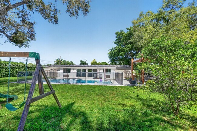 Building Photo - 14220 SW 86th Ave
