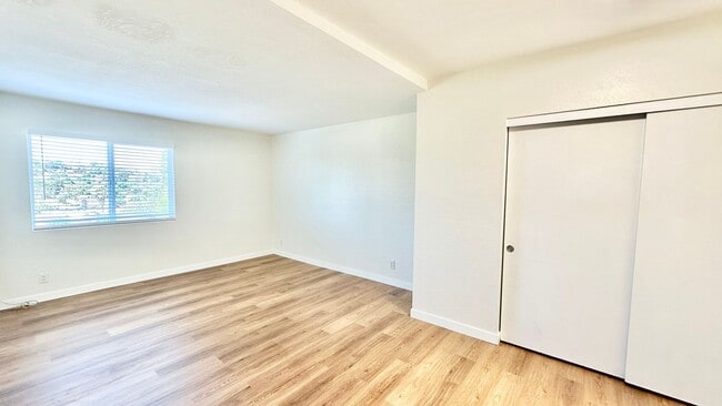 Building Photo - Darling, Upstairs, Corner-End Condo Unit i...