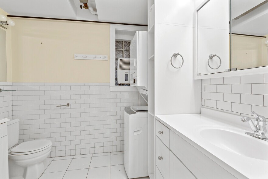 Bathroom 2 with washing machine - 2749 N Hampden Ct