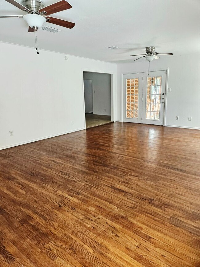 Building Photo - 1011 Cedar Dr