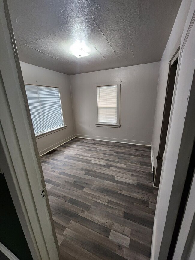 Building Photo - Charming 2 BR 1 Ba Single Family Residence Near Mall and Restaurants