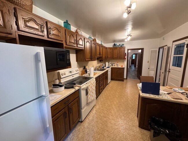 Building Photo - AVAILABLE NOW - Very Spacious, Unique, and...