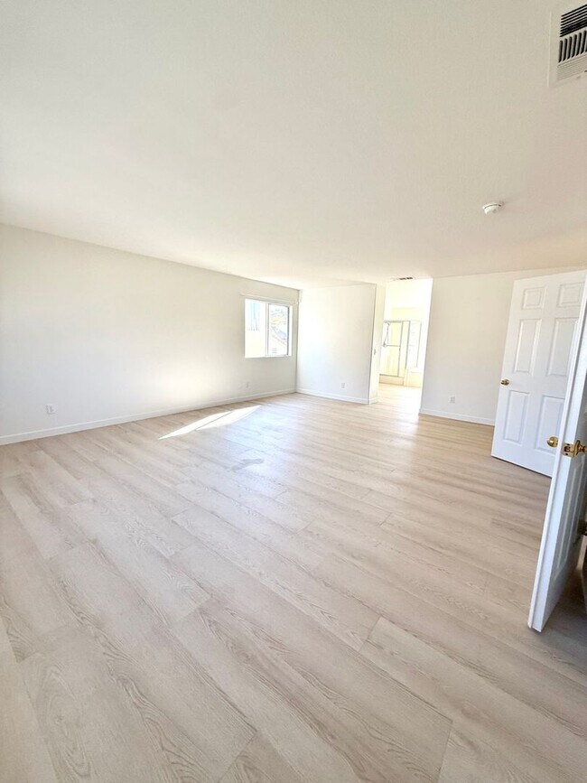 Building Photo - Spacious Home for Rent with Fresh Upgrades...