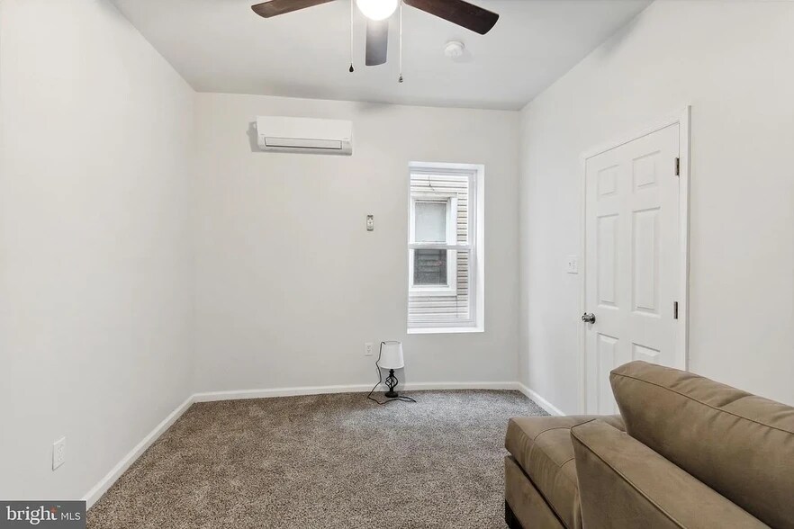 Building Photo - 830 W 3rd St