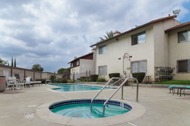 Building Photo - Downstairs 2-Bedroom Condo in Banning--55+ Gated Community!