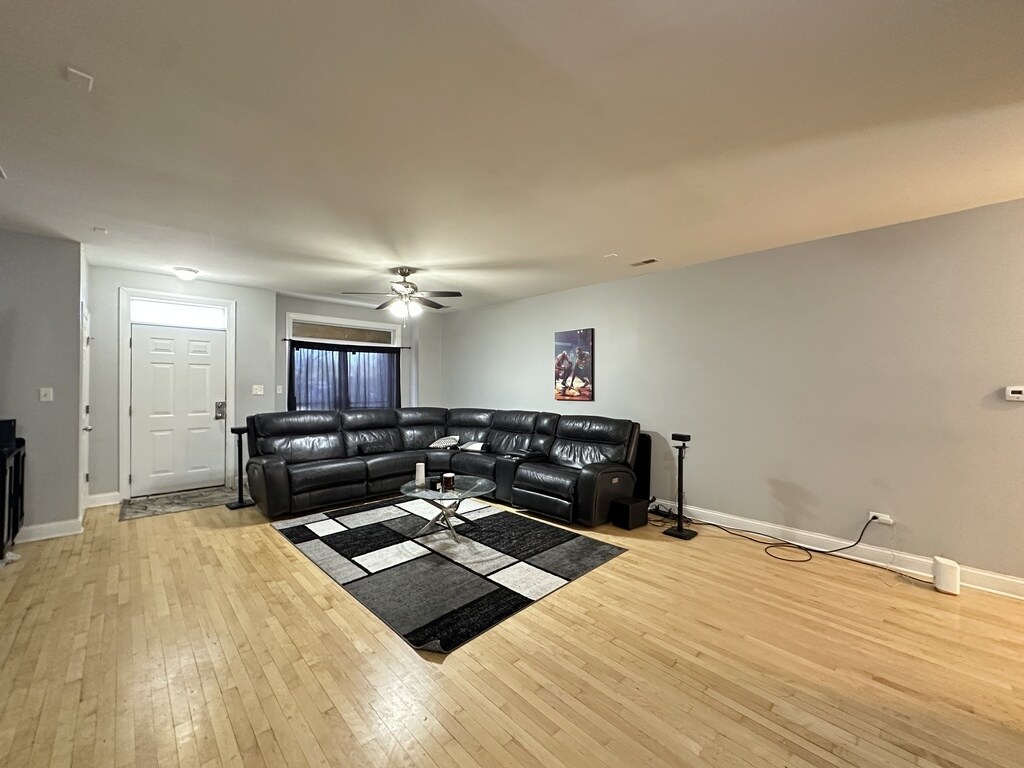 Building Photo - 364 N Hamlin Ave