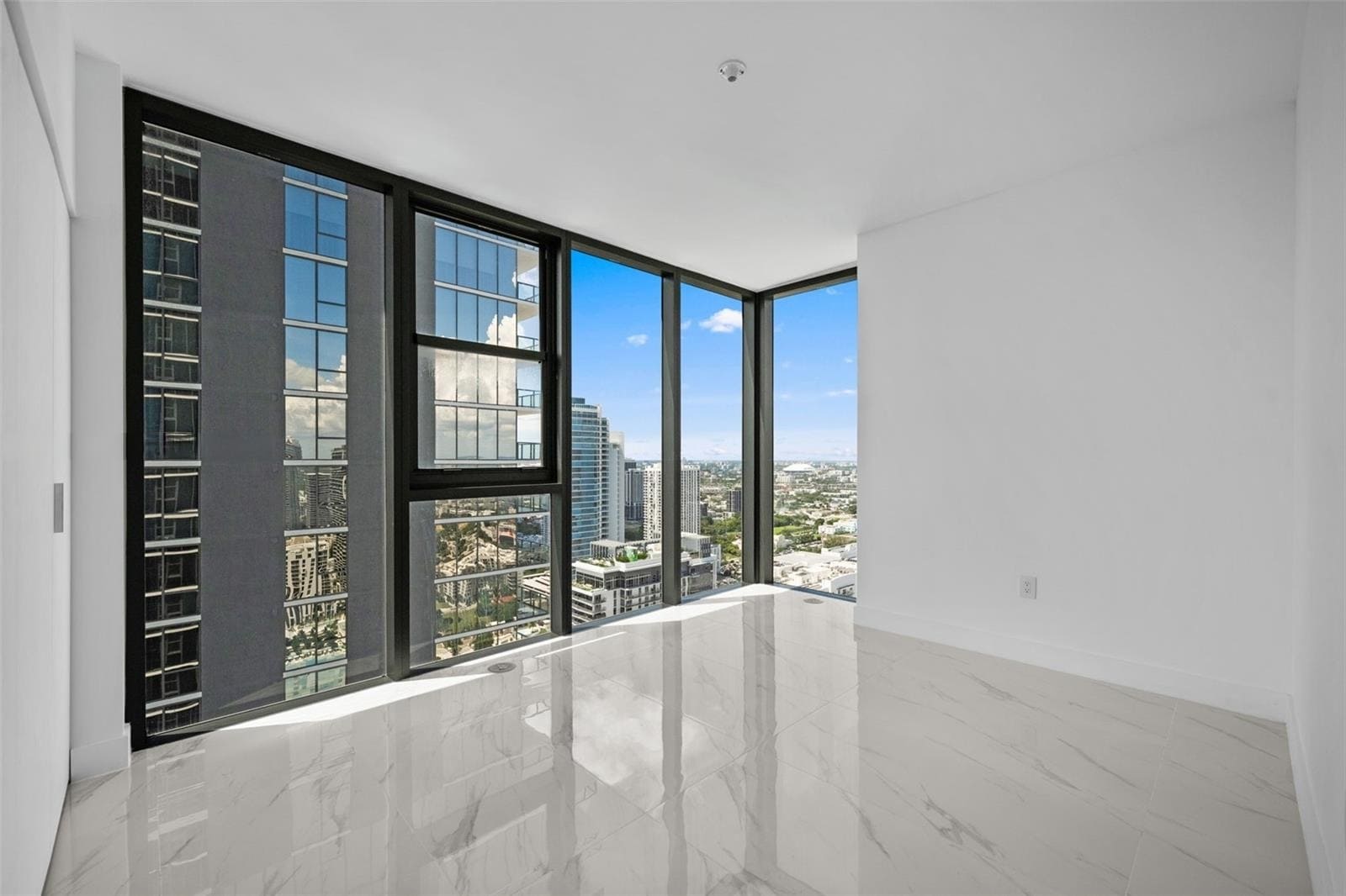 Building Photo - 700 NE 24th St