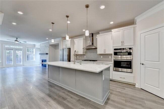 Building Photo - 3159 Clairebrooke Ave