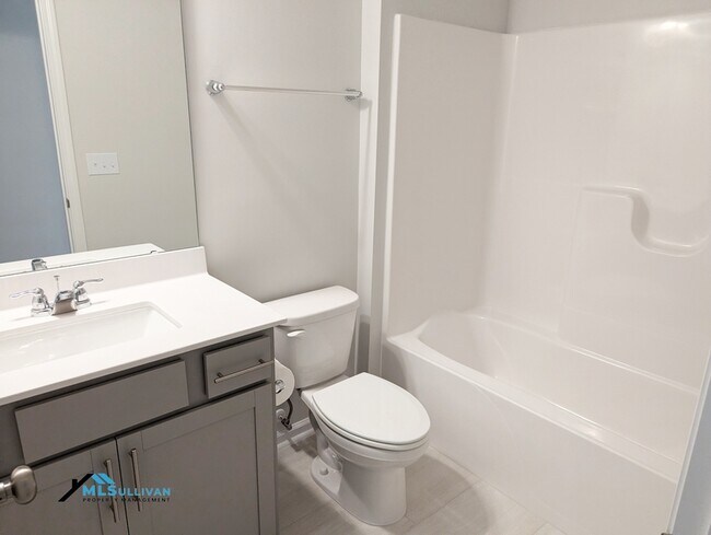 Building Photo - 5866 Woodlawn Dr