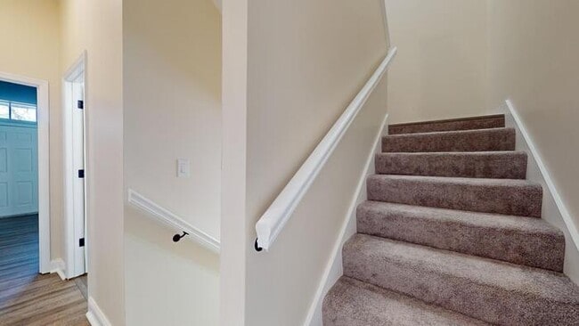 Building Photo - Renovated 4Bd 2.5 Bth Town Home Near Soula...