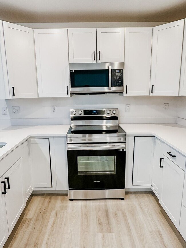 Building Photo - Amazing 2 Bedroom across from DU