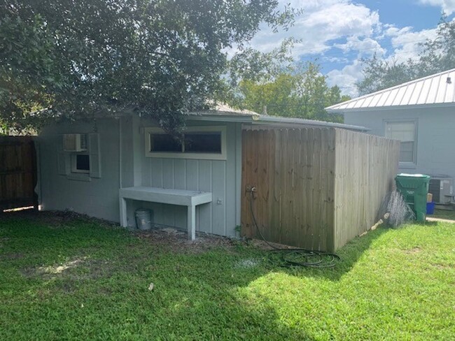 Building Photo - Cozy Pet-Friendly Studio