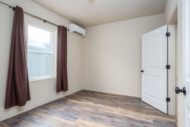 Building Photo - 105 S Tweedt Pl