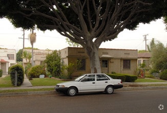 Building Photo - 2450 Oak St.