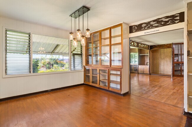 Building Photo - 3 Bed / 1.5 Bath house with carport Parking.