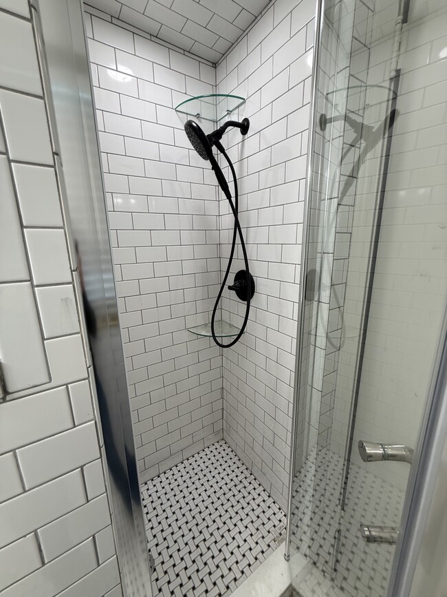 Building Photo - 1802 W 6th Ave