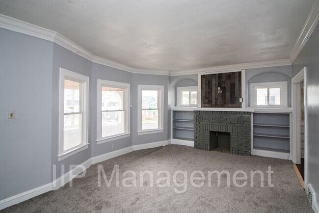 Building Photo - Charming and Refinished 2 Bedroom in Cleve...