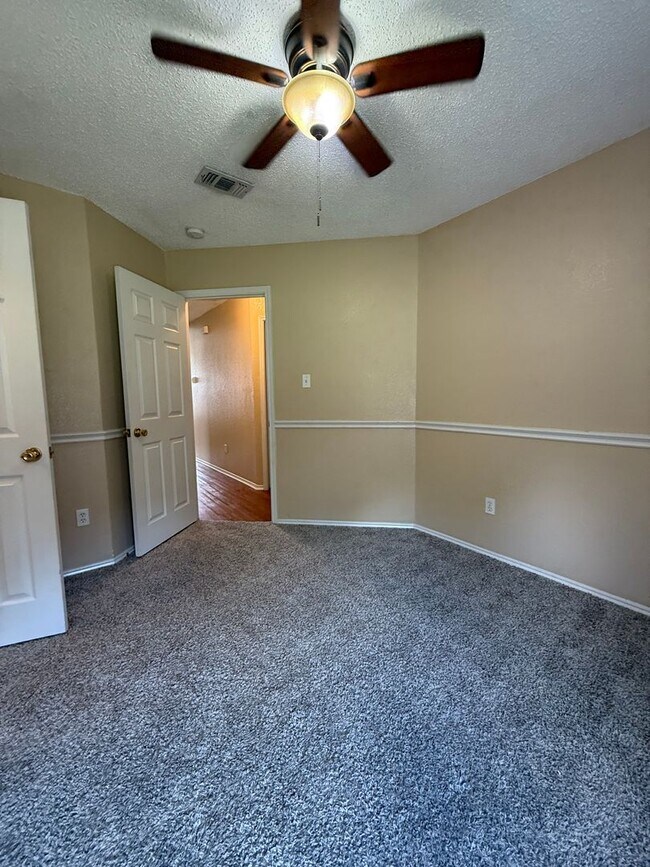 Building Photo - COMMUTER FRIENDLY / ESTABLISHED NEIGHBORHOOD