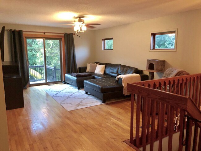 Building Photo - $2900|5 Bedroom 3 Bath |Fenced Backyard| Deck| Laundry| Basement