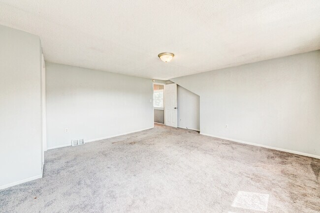 Building Photo - AVAILABLE AUGUST 2026 - Beautiful 3 Bedroom Home w/ OFF-STREET PARKING & Deck!