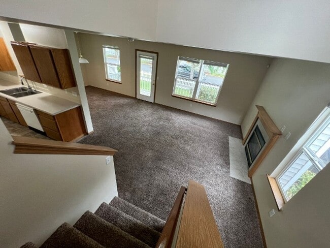 Building Photo - College Spring 3BD w/ New Carpet