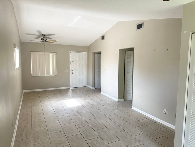 Building Photo - Upgraded 1 Bedroom Top Floor Unit in Winte...