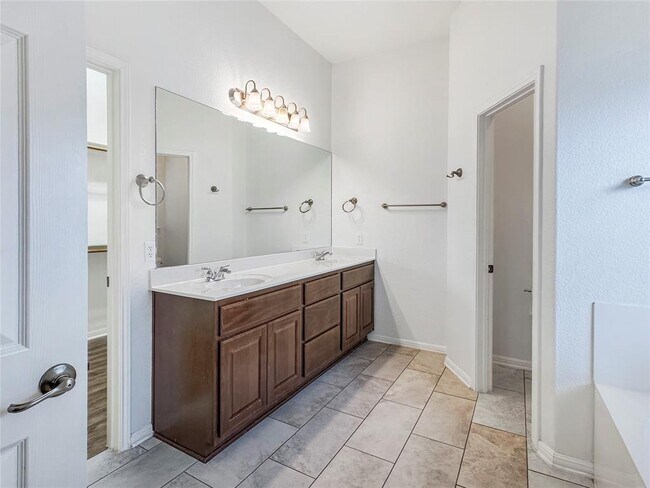 Building Photo - 11032 River Plantation Dr