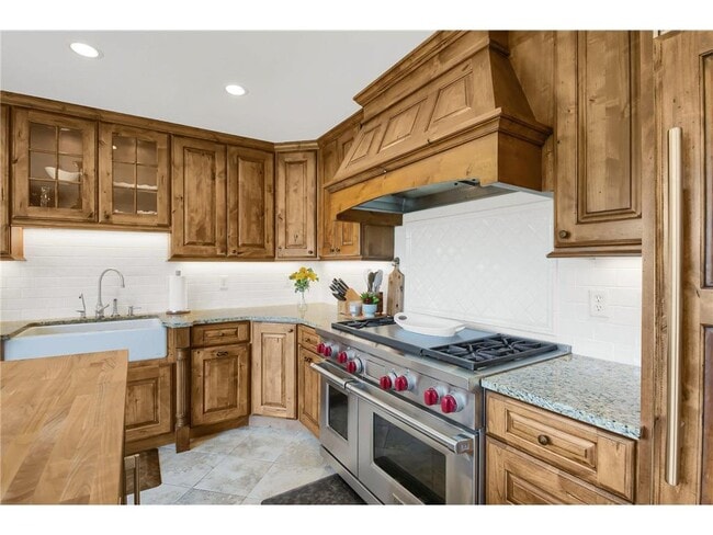 Building Photo - 3465 Deephaven Ave