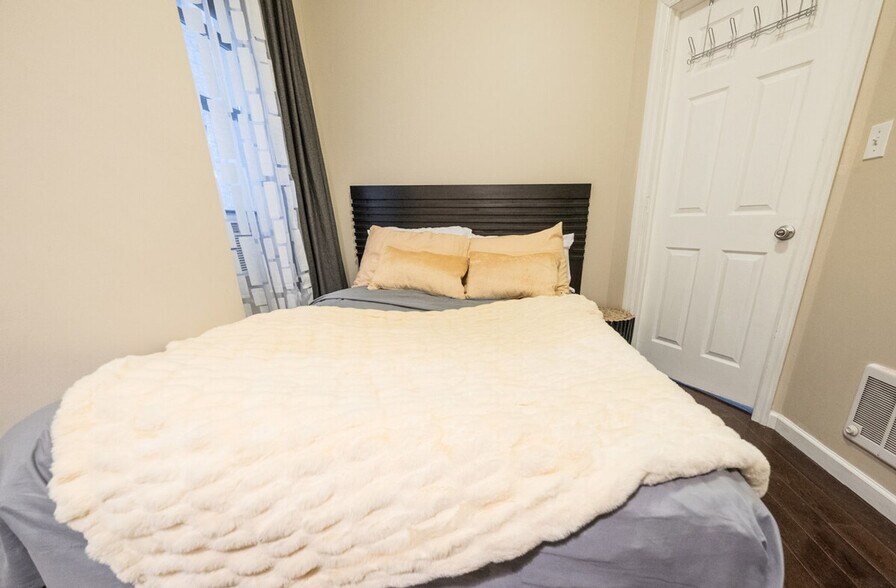 Building Photo - 5 W 101st St