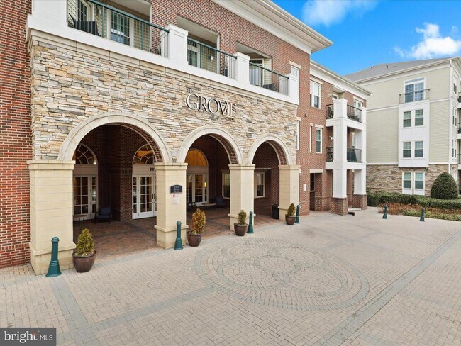 Building Photo - 2465 Army Navy Dr