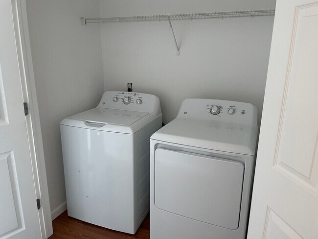 Building Photo - Cute 2bd, 2.5ba Townhome Across from Cotto...