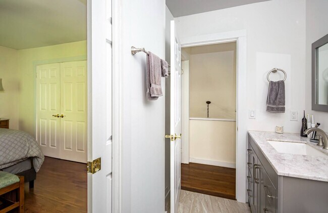 Building Photo - 49 Wooded Oak Ln