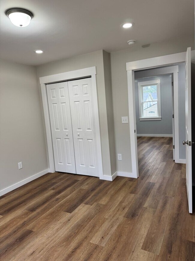 Building Photo - 913 E Myrtle Ave