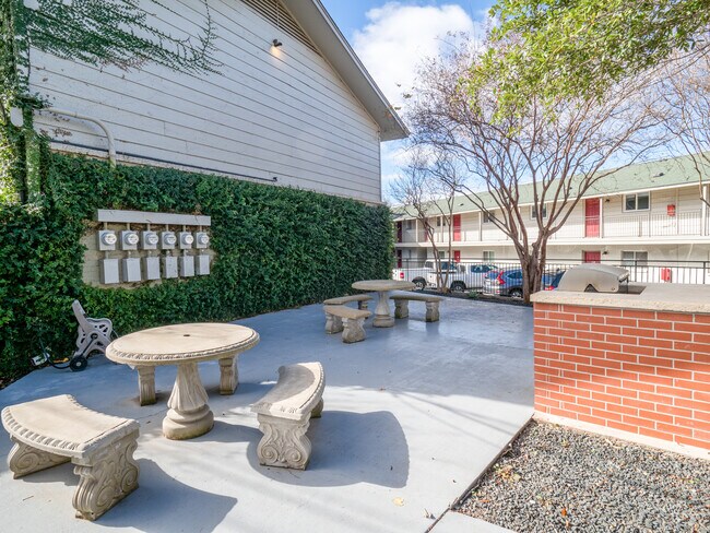 Building Photo - 2122 Hancock Dr