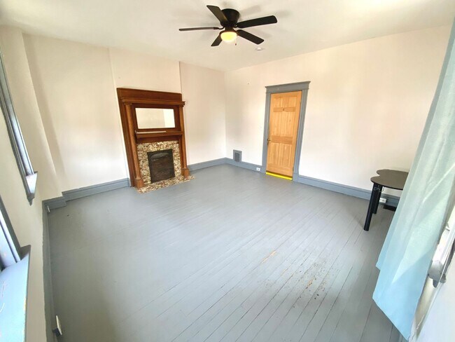 Building Photo - Spacious 5 bed/2 bath on Victor Mins. from...
