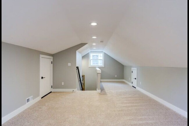 Building Photo - Charming 3-Bedroom Home with Spacious Yard...