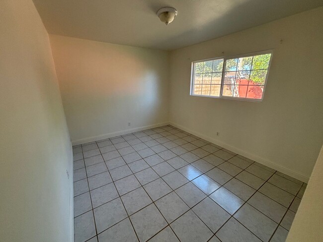 Building Photo - 1125 W Tunnell St