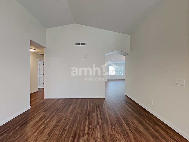 Building Photo - 3033 W Quail Ave