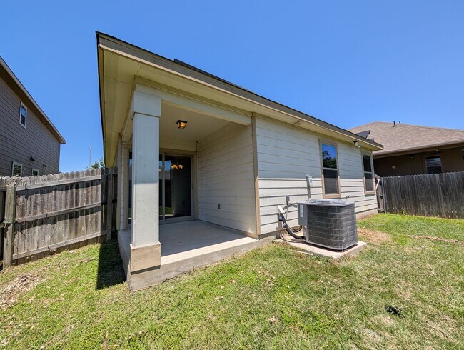 Building Photo - 4/2 in West Village at Creekside / Fenced ...
