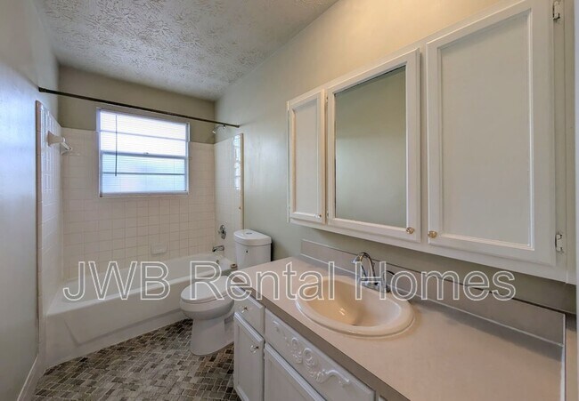 Building Photo - 1620 Bay Cir E