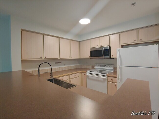 Building Photo - Perfect Location! Greenwood Condo!