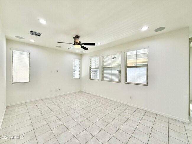 Building Photo - 735 W Derringer Way